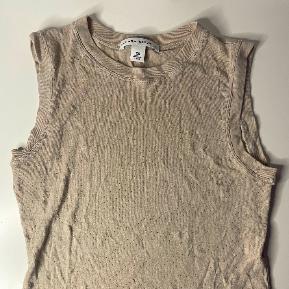 ⭐️3 for 25 BUNDLE⭐️ Banana Republic Basic Sleeveless Top: Beige